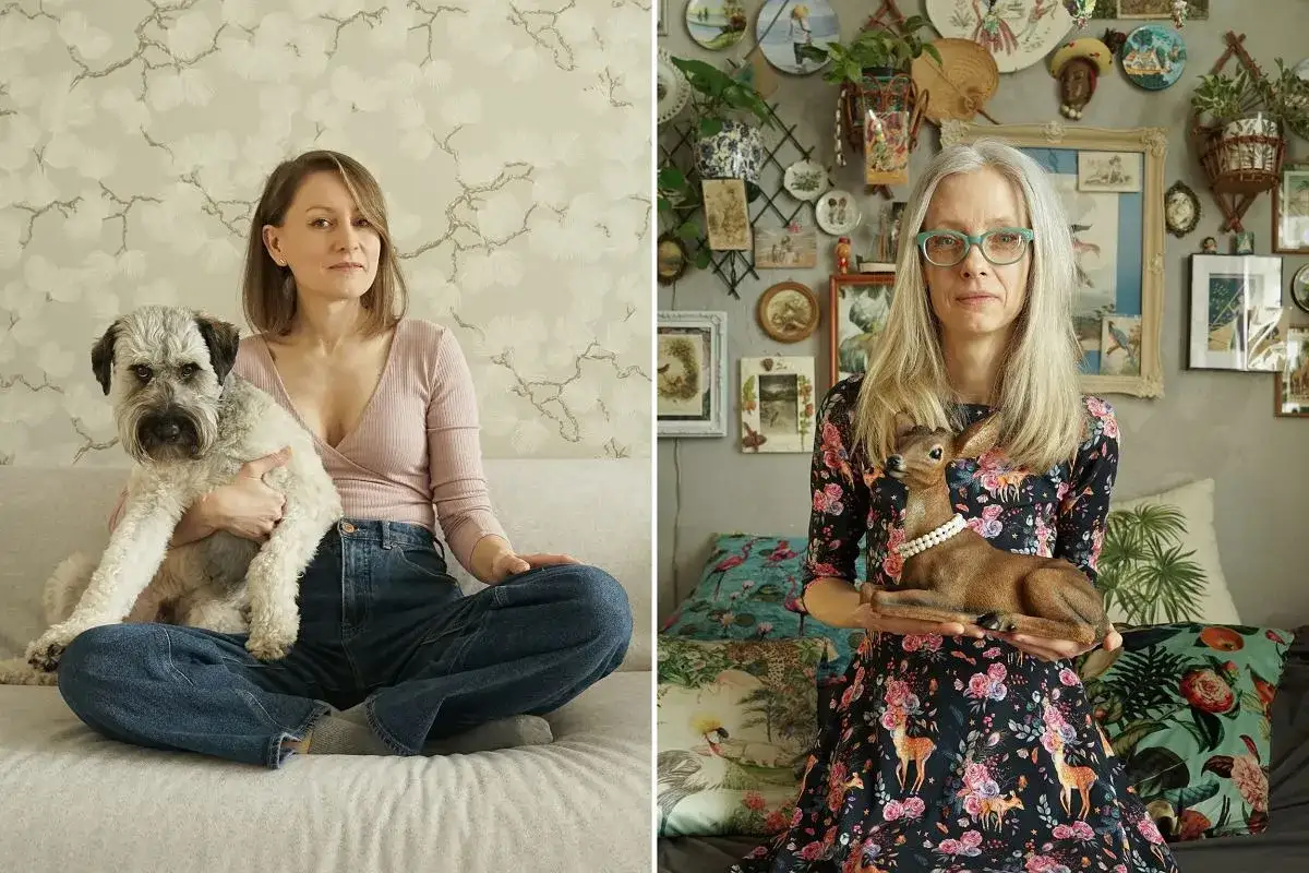 Dwie kobiety, jedna z psem, druga z figurką sarny. Sztuka wyrzucania rzeczy w tle.