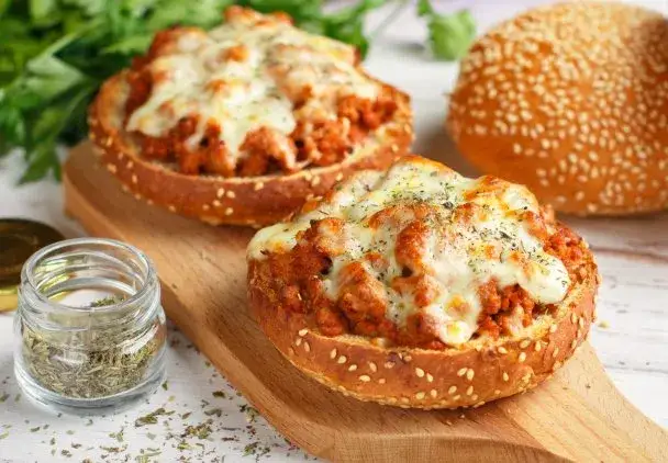 mini pizze na bułkach, zapiekanki z bułek burgerowych, grzanki czosnkowe