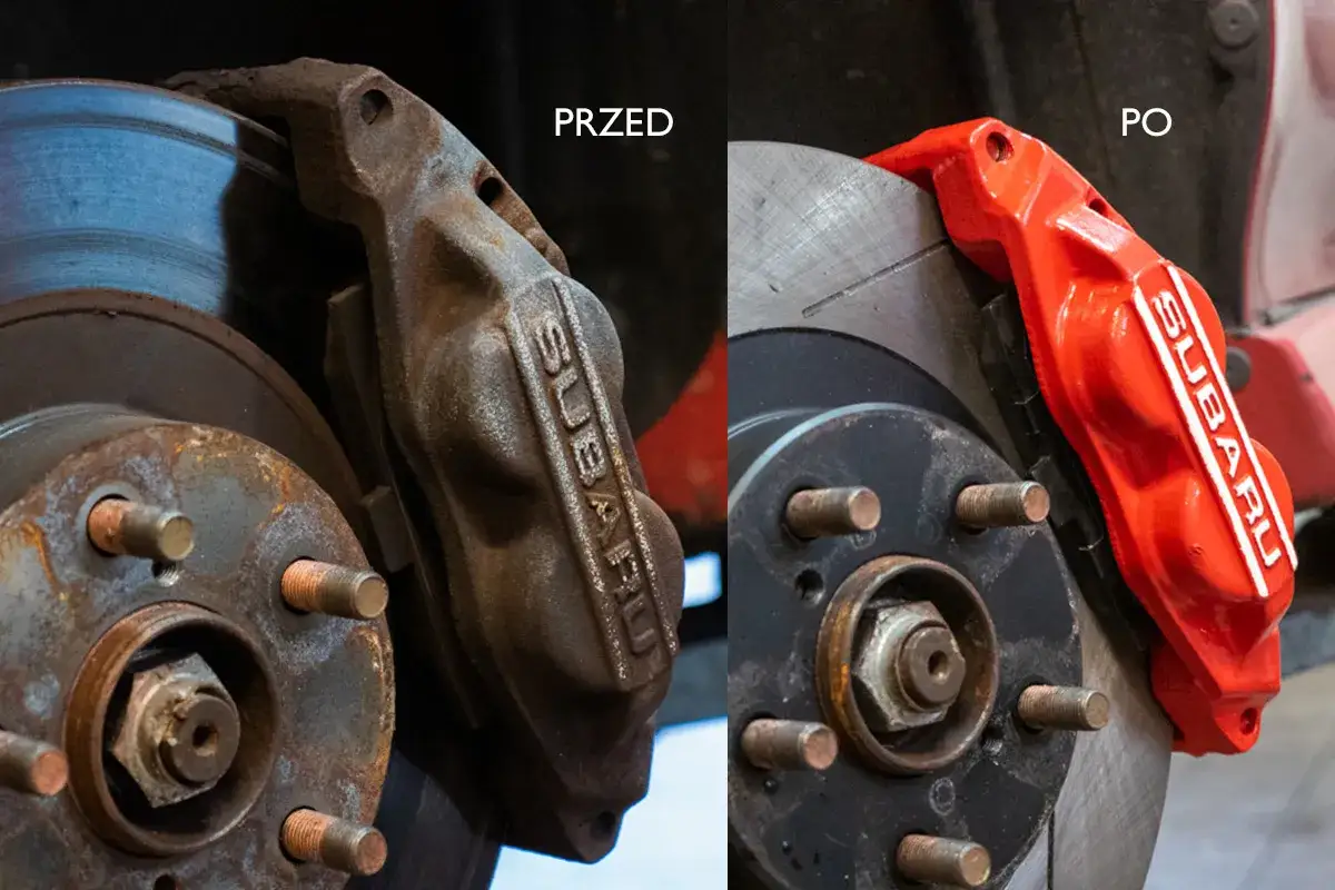 Przed i po: stary, zardzewiały zacisk hamulcowy Subaru vs. nowy, czerwony. Warto wiedzieć, ile kosztuje wymiana zacisku hamulcowego.