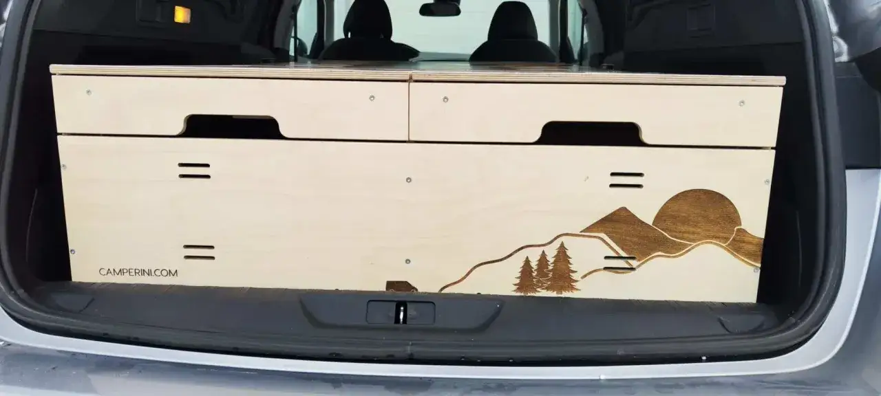 Drewniany box kempingowy z wygrawerowanym motywem g&oacute;r i słońca, idealny na wyprawy.