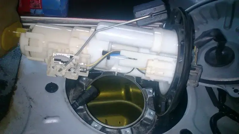 Honda Civic VIII UFO pompa paliwa lokalizacja
