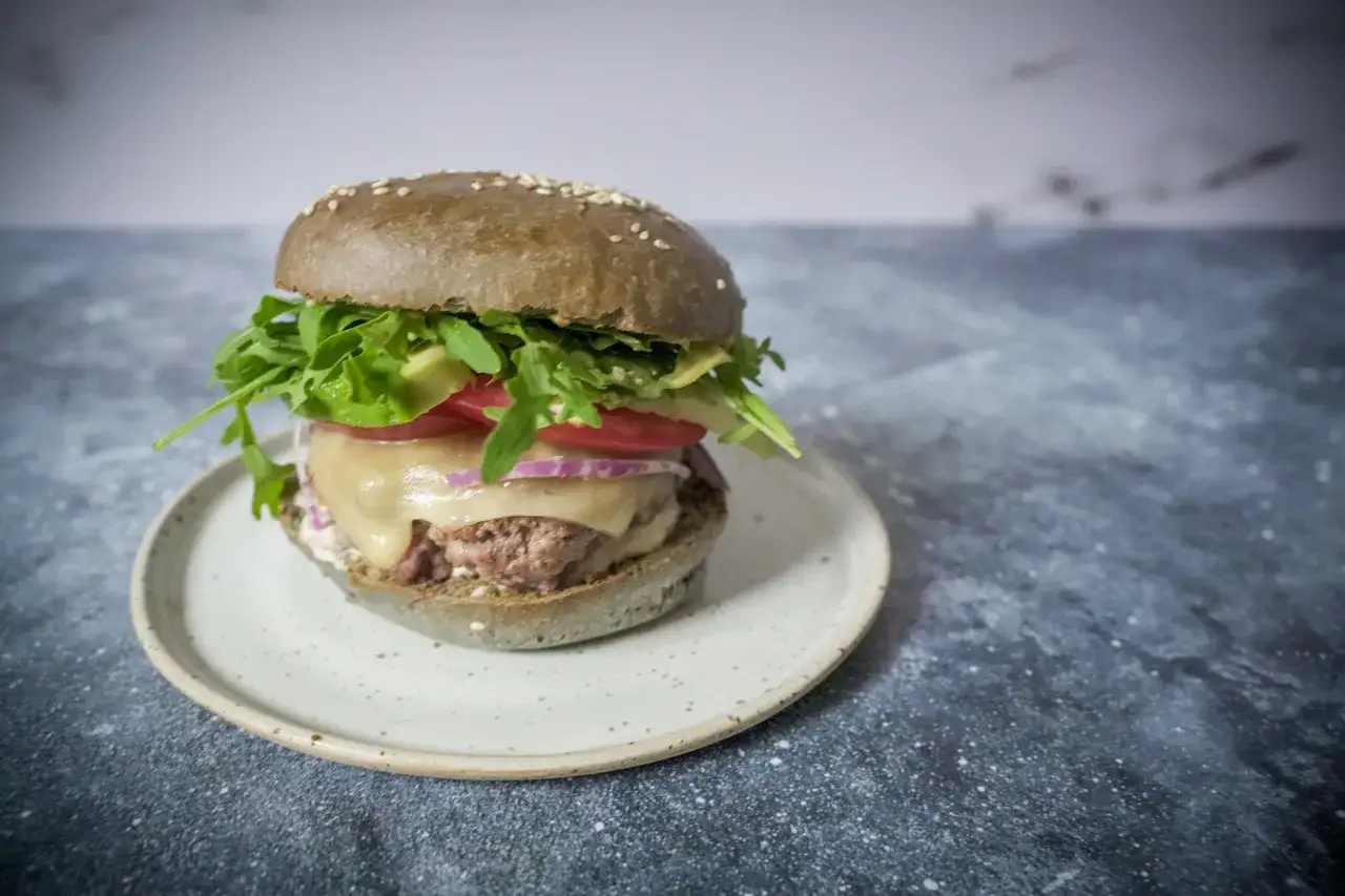 soczysty burger w bułce