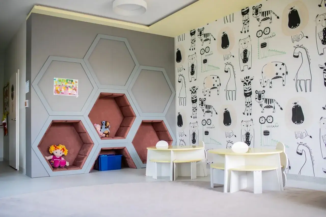 Wnętrze nowoczesnego żłobka z dziećmi bawiącymi się w bezpiecznym otoczeniu