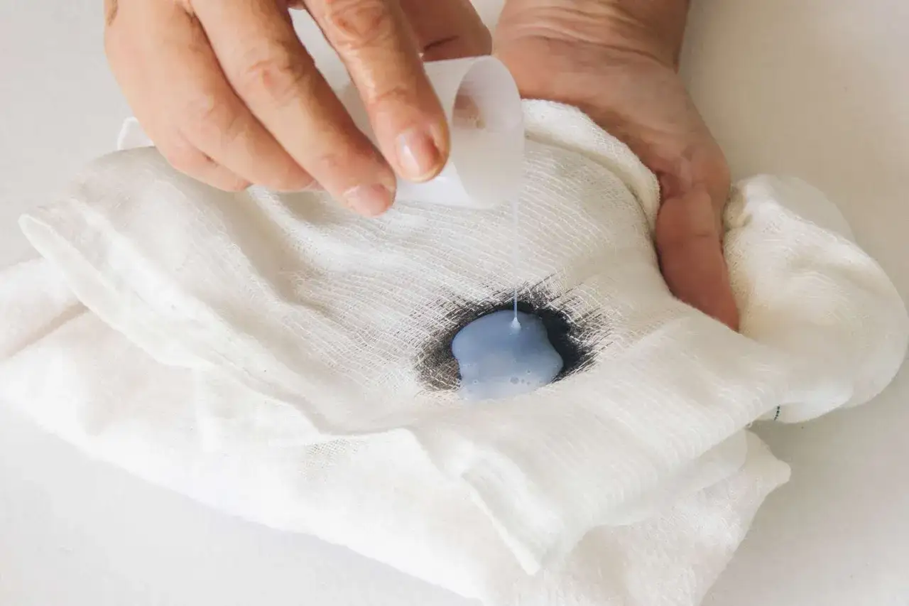 Jak usunąć plamę z długopisu z białej bluzki? Płynny środek piorący wylewany na zabrudzone miejsce.