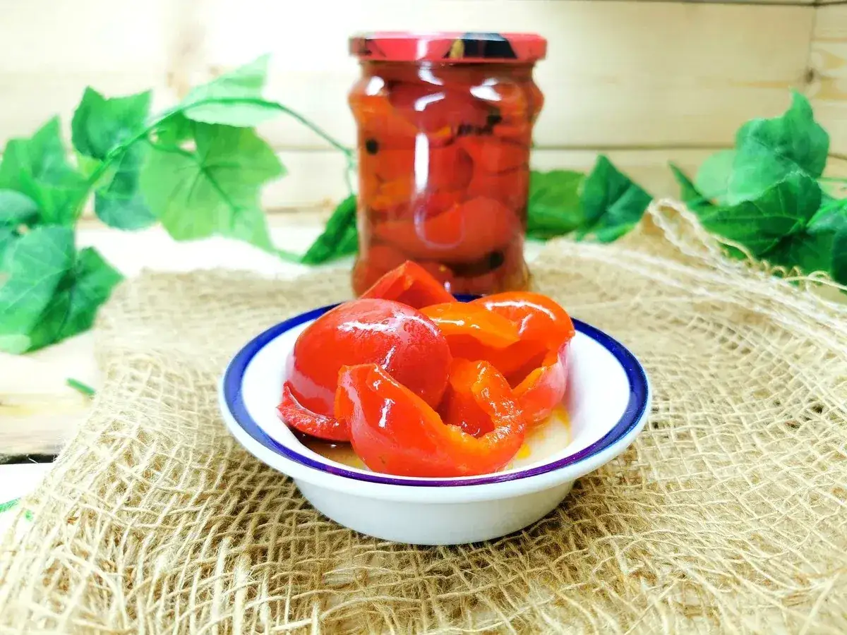Słodko kwaśna zalewa do papryki w słoiku i miseczce. Papryka w zalewie, gotowa do spożycia.