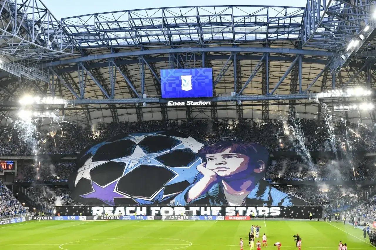 Wielka oprawa z chłopcem i piłką Ligi Mistrzów na Enea Stadionie. Kibice czekają na mecze, które można oglądać w Polsacie.