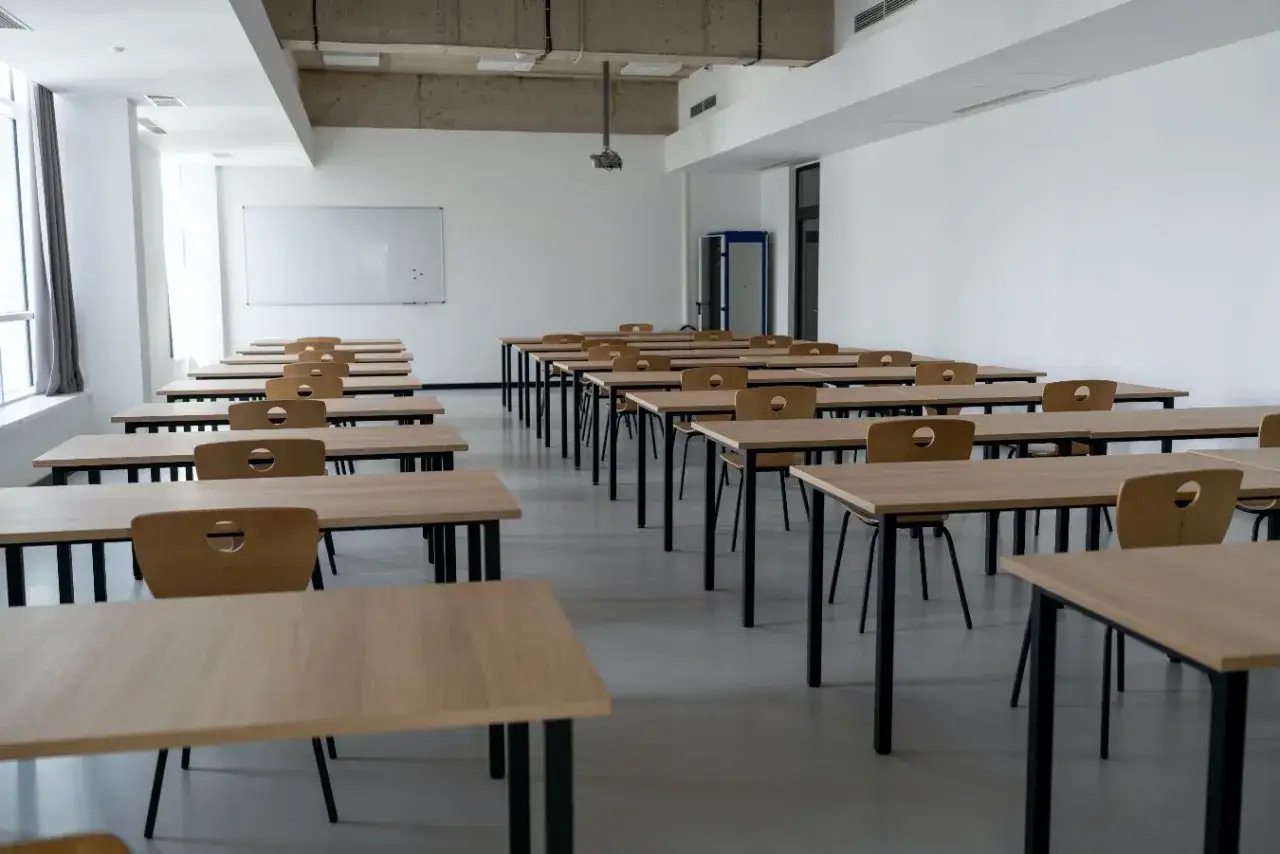 Puste sale lekcyjne, idealne miejsce do nauki, by dowiedzieć się, jak obliczyć punkty do liceum.