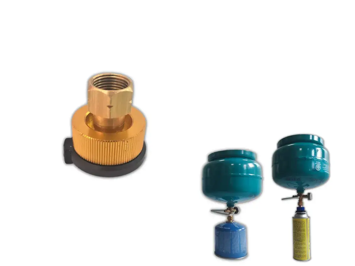 Adapter do przechowywania kartuszy z gazem w domu, obok dwa kartusze z gazem podłączone do kuchenki turystycznej.