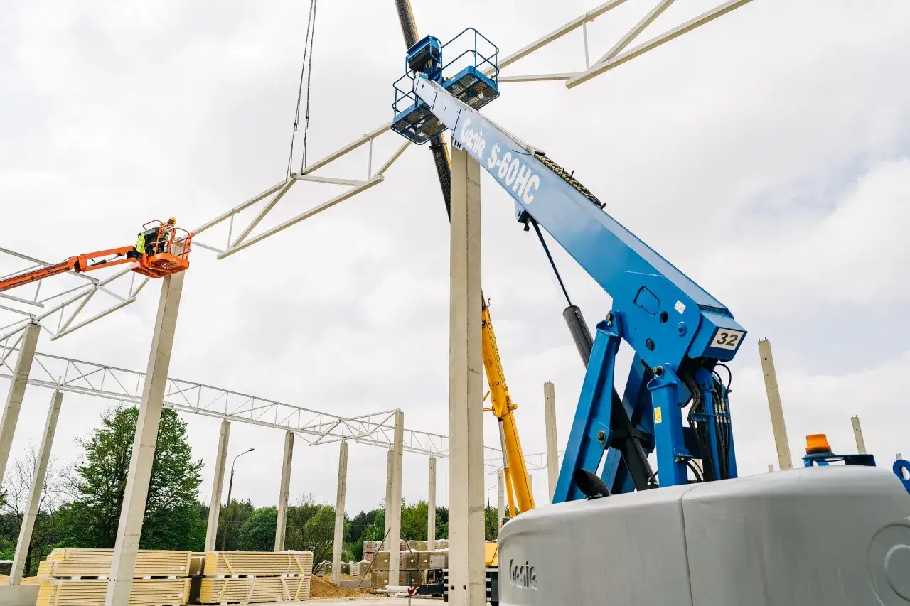 Monter konstrukcji stalowych na budowie