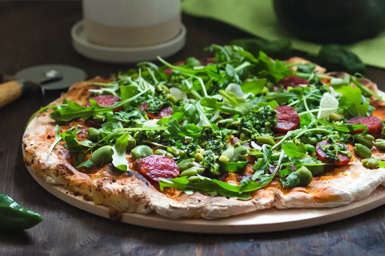 Pyszna pizza z rukolą, fasolką i pikantnym salami. Idealny pomysł, co zrobić z rukoli na obiad.