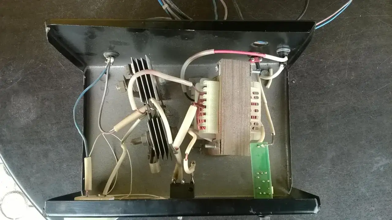 Rodzaje bezpiecznik&oacute;w do prostownika