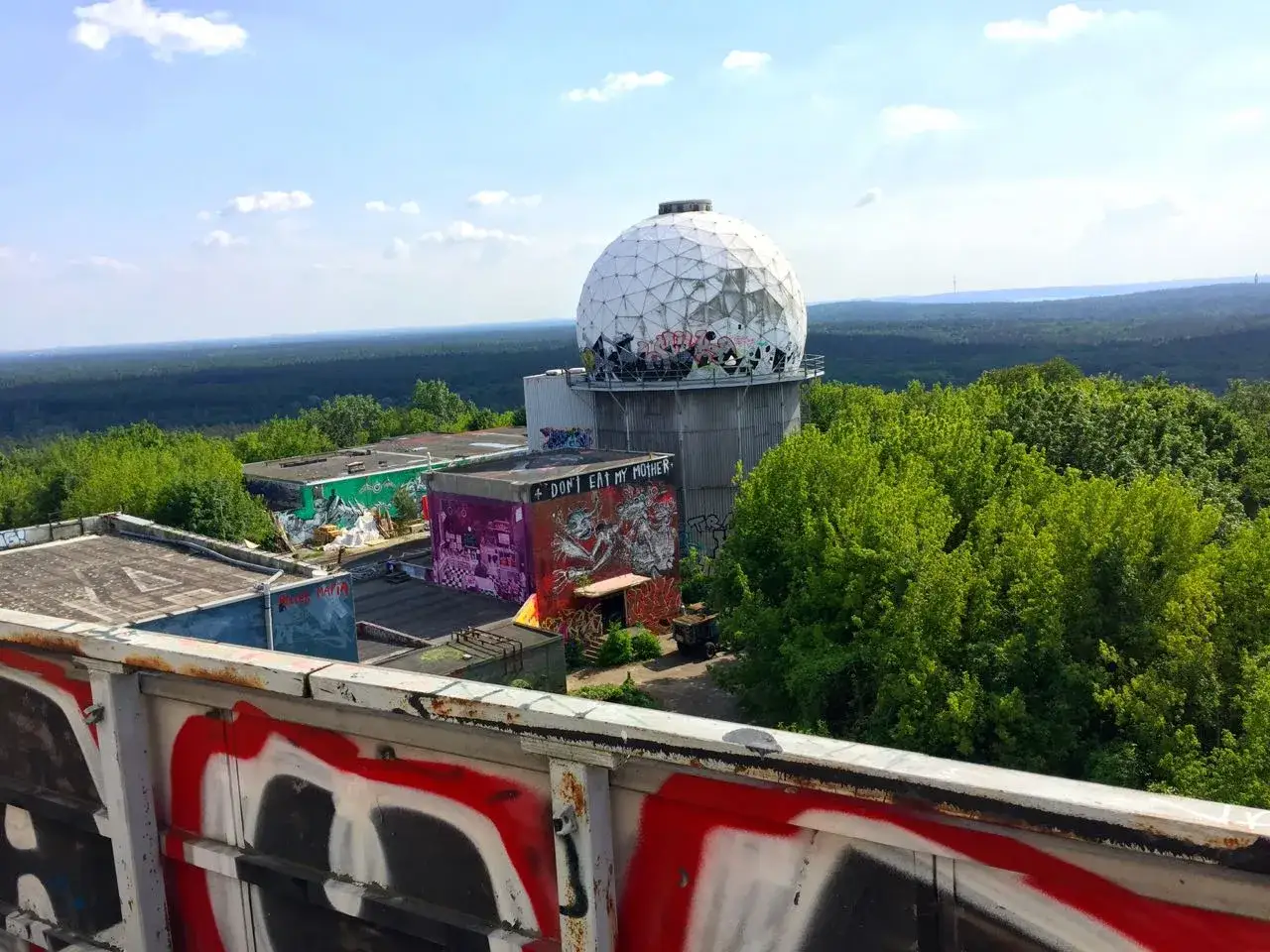 Dawne centrum nasłuchowe w Berlinie, pokryte graffiti, z kopułą na szczycie. Ciekawe ciekawostki o Berlinie związane z tym miejscem.