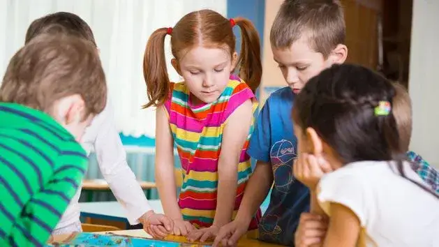 Dzieci bawiące się w świetlicy szkolnej