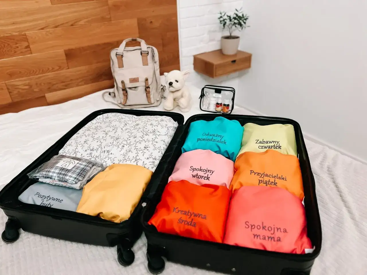 Spakowana walizka z ubraniami i akcesoriami dla małego dziecka