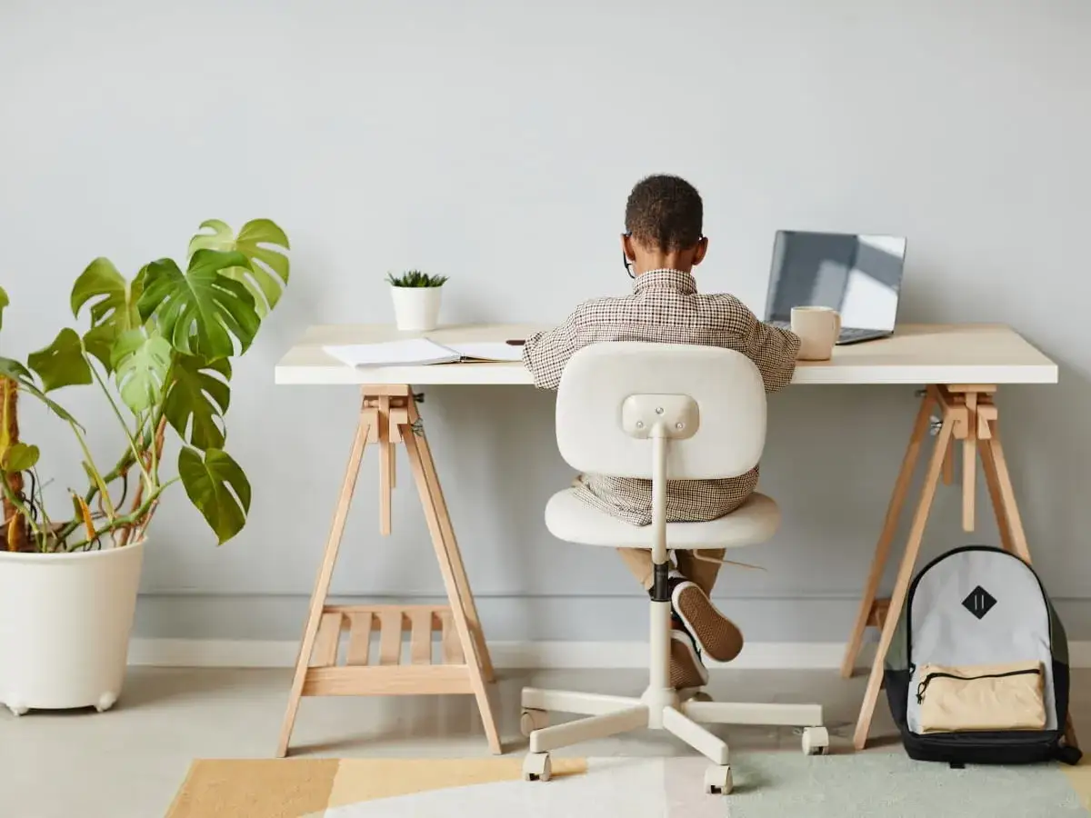 Ergonomiczne biurko dla ucznia, krzesło do biurka dla dzieci, prawidłowa postawa przy komputerze