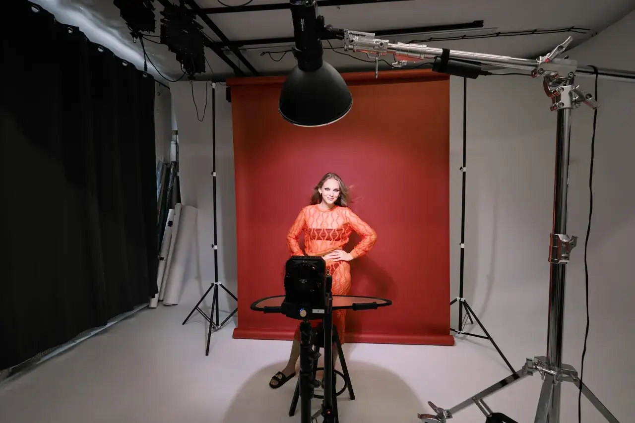 ustawienie oświetlenia do ścianki fotograficznej