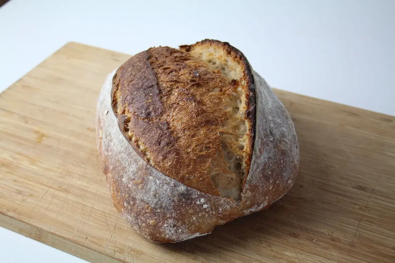 Spalony chleb na zakwasie i niedopieczony chleb na zakwasie