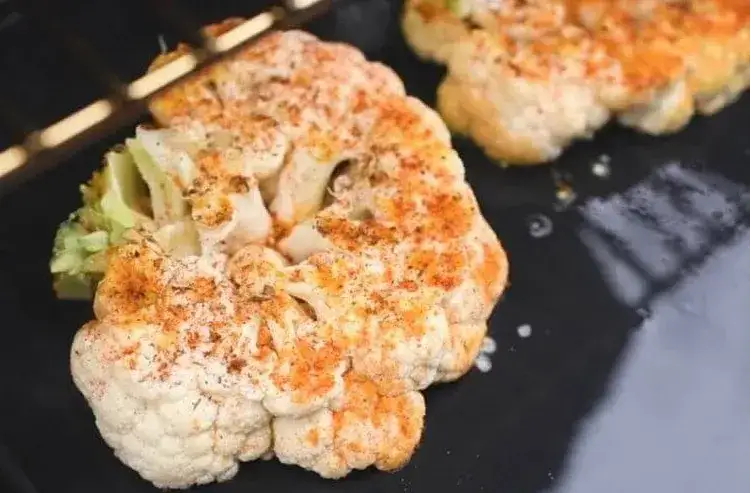 grillowanie stek&oacute;w z kalafiora na ruszcie