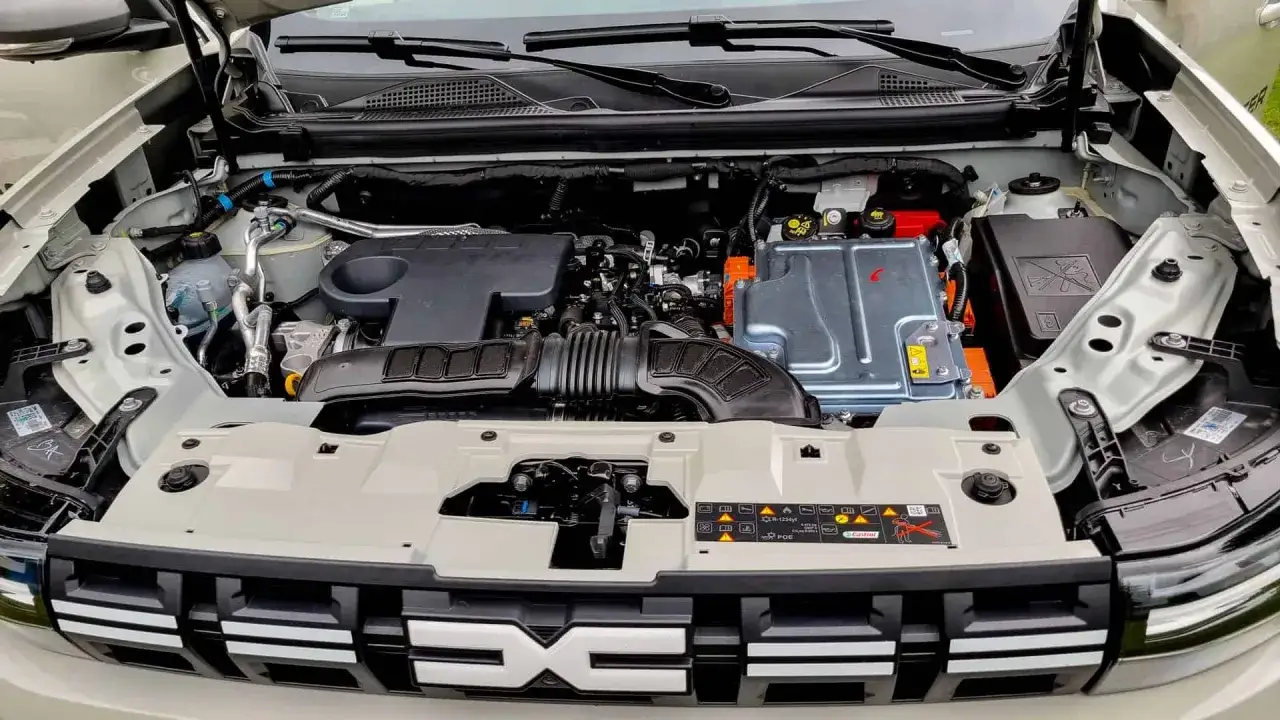 Silnik Dacia Duster hybryda z widocznym modułem baterii.