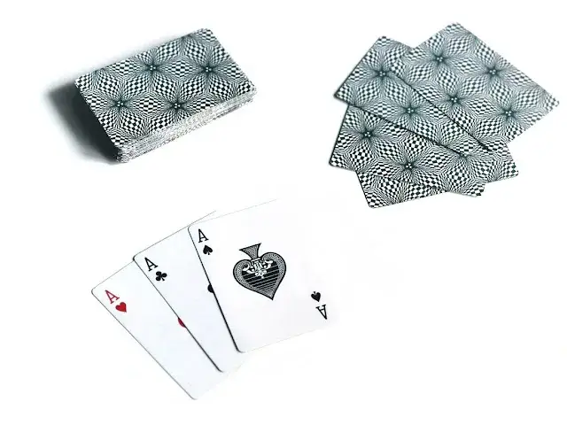 dzieci grające w kuku uproszczone zasady