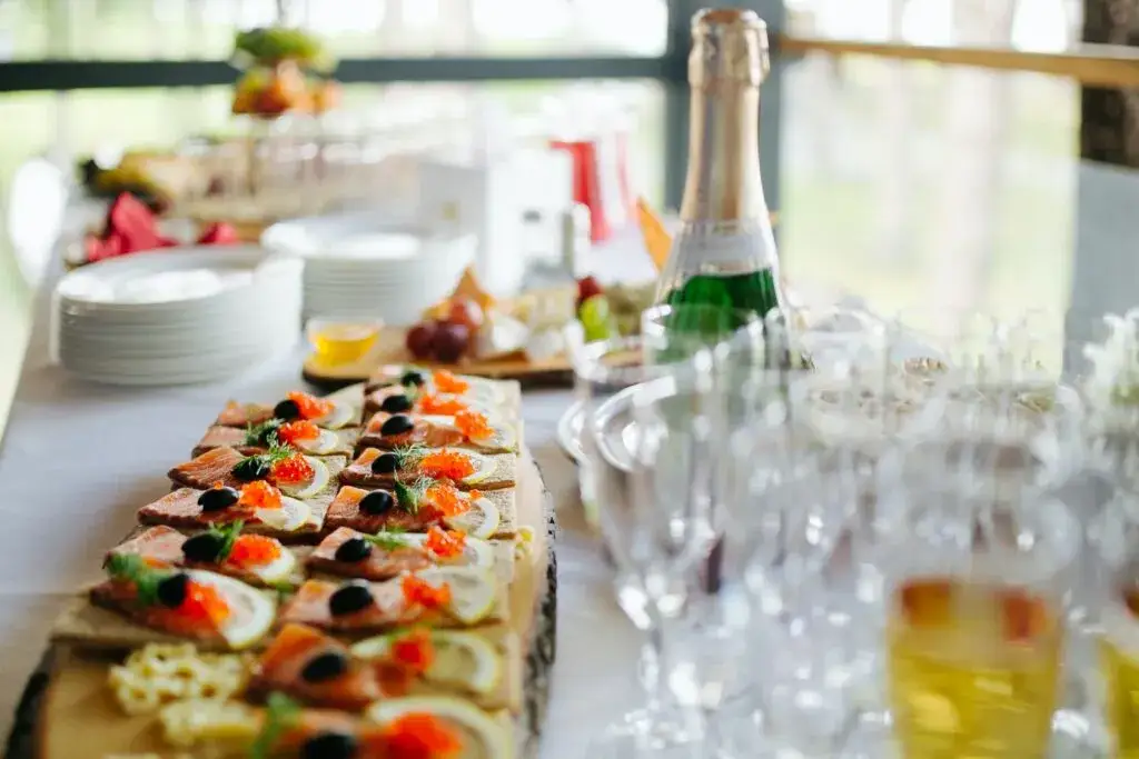 r&oacute;żne style cateringu bufet obsługa kelnerska