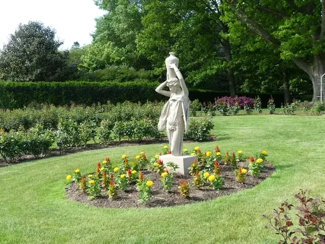 Gartenskulptur im Garten platziert Inspiration