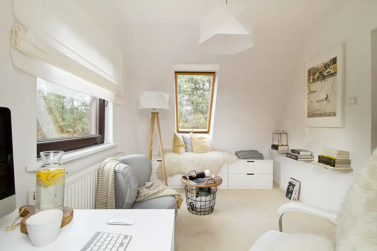 Przytulny pokój 15m2 z oknem dachowym, wygodnym fotelem i miejscem do czytania.