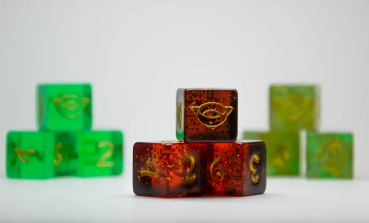 Kostki do gry Magic: The Gathering od Wizards of the Coast. Zielone i bursztynowe, z symbolami i cyframi.