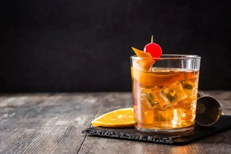 whisky z sokiem koktajl