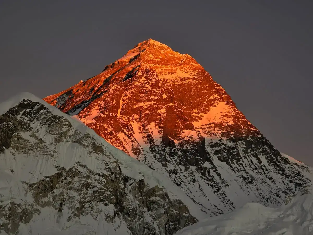 Ośnieżone szczyty oświetlone zachodzącym słońcem. Mount Everest, w jakim kraju jest ten majestat? W Nepalu i Chinach.