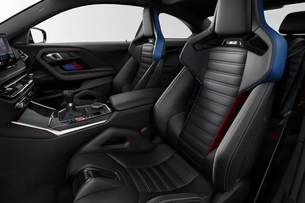 BMW M2 CS G87 wnętrze fotele kubełkowe