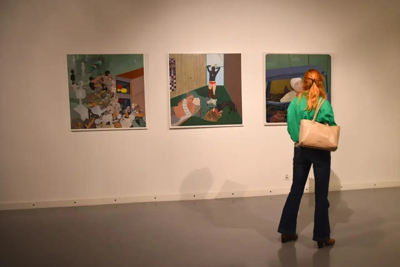 Kobieta ogląda obrazy w ł&oacute;dzkim muzeum sztuki wsp&oacute;łczesnej MS2.