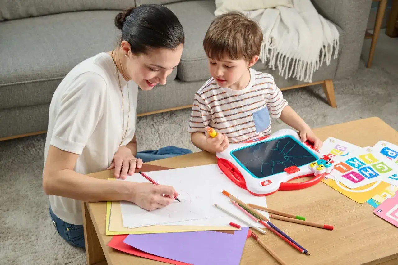 dziecko uczące się na tablecie z interaktywnym ćwiczeniem edukacyjnym