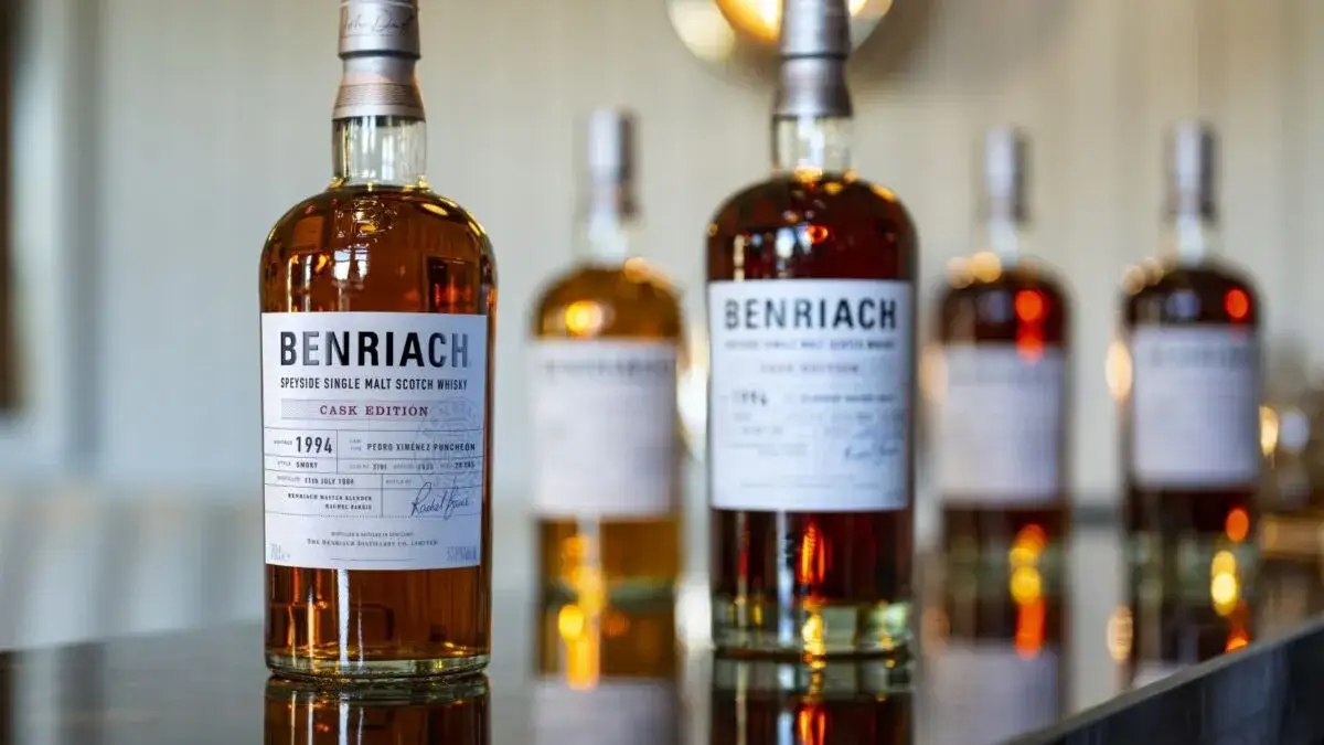 różne rodzaje whisky i termometry, butelki single malt bourbon blended