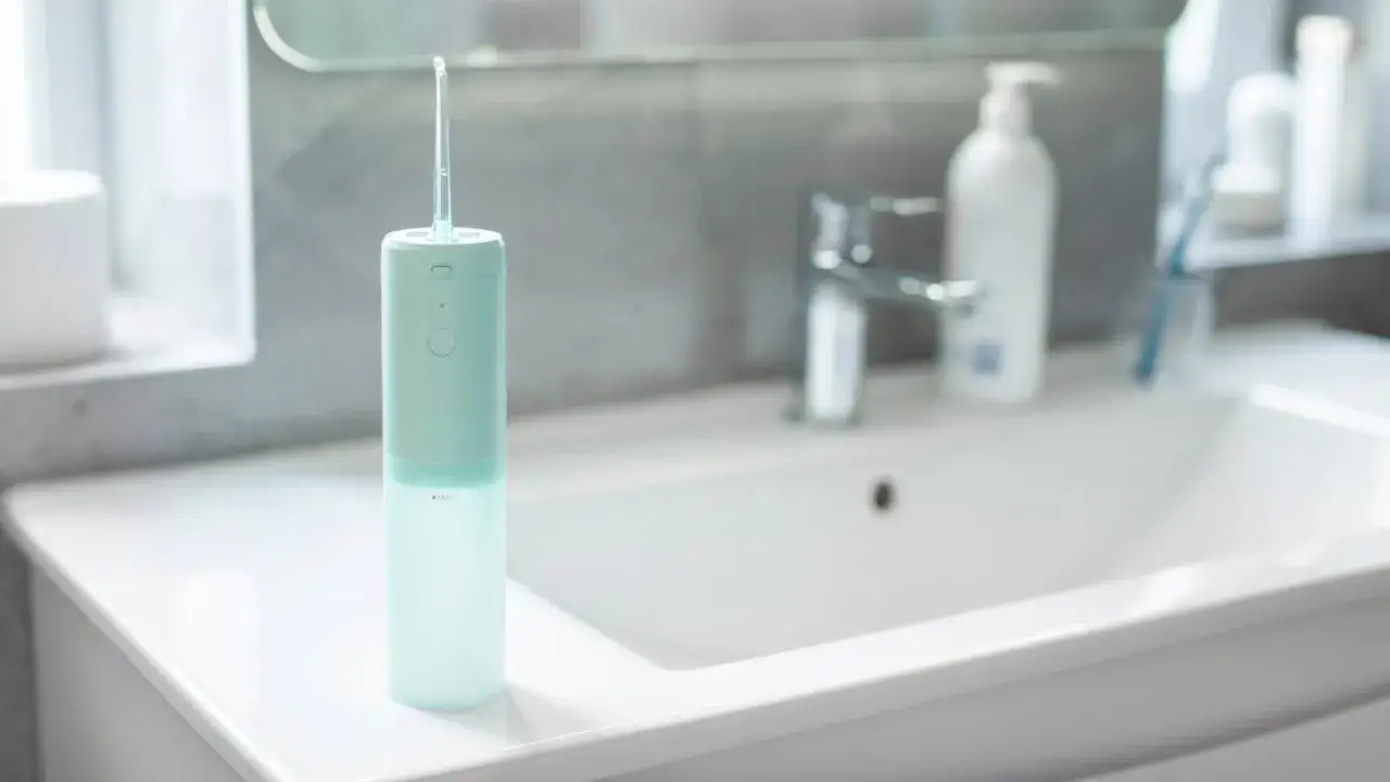 Irygator stojący na umywalce. Zastanawiasz się, jaka woda do irygatora będzie najlepsza? Czysta woda to podstawa.