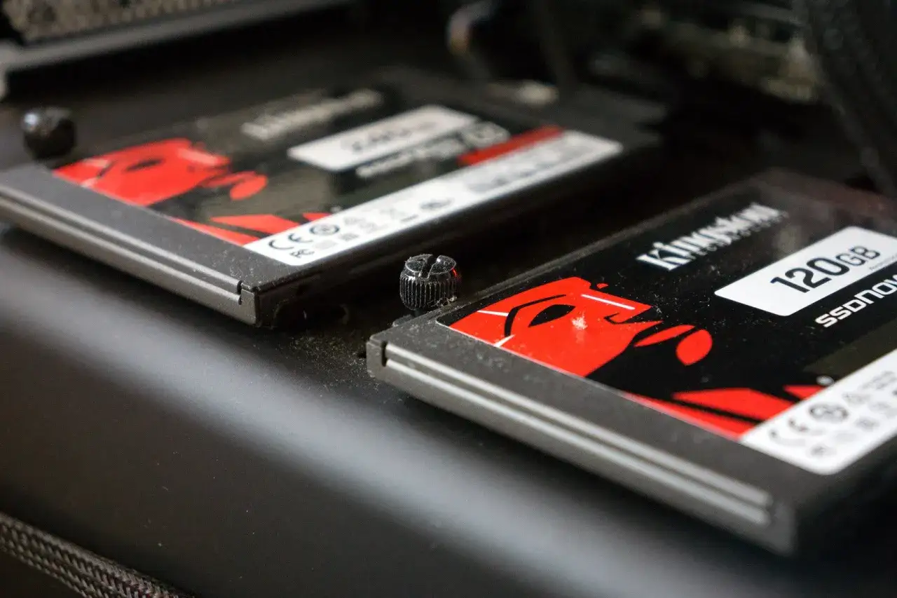 Dwa dyski SSD Kingston, przygotowane do klonowania dysku. Jeden 120GB, drugi 240GB.
