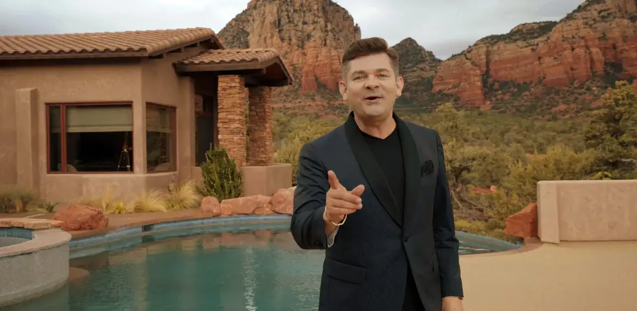 Zenek Martyniuk w luksusowej willi z basenem, otoczonej pustynnym krajobrazem. Taki majątek robi wrażenie!