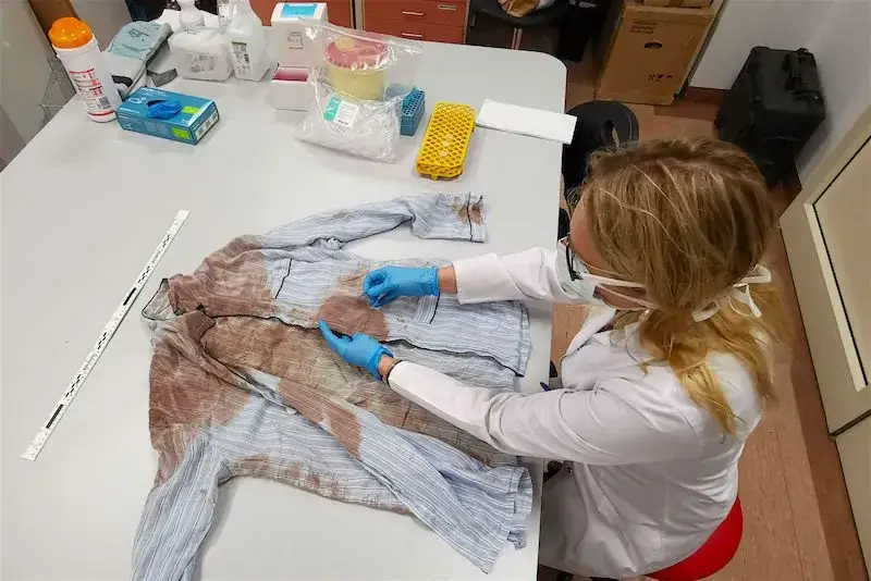 Lekarz medycyny sądowej w laboratorium lub prosektorium