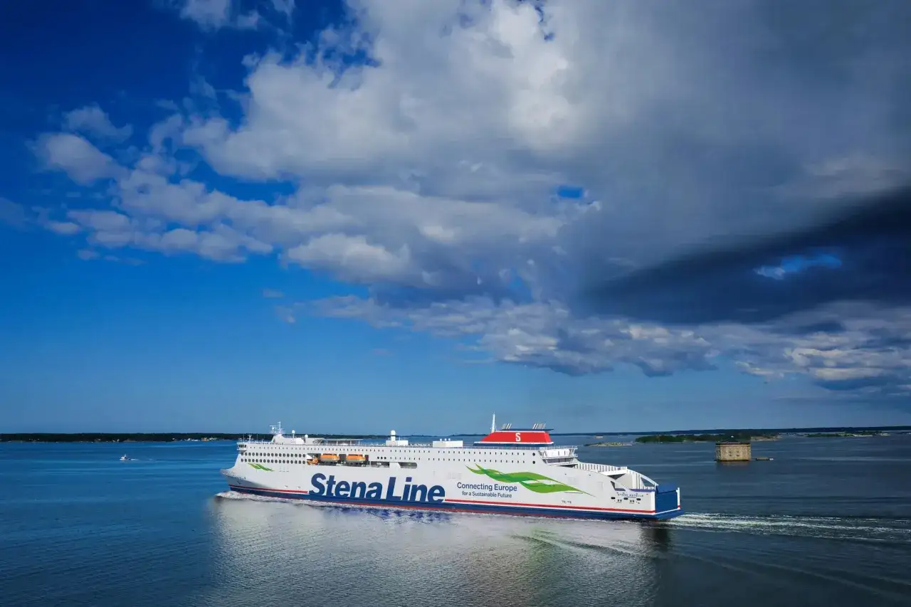 Prom Stena Line płynie po spokojnym morzu pod błękitnym niebem z chmurami. Zastanawiasz się, ile płynie prom do Szwecji?