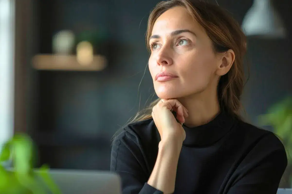 kobieta po 40 roku życia zamyślona, menopauza, wahania nastroju