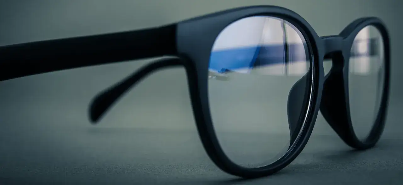 Uszkodzona powłoka antyrefleksyjna na okularach