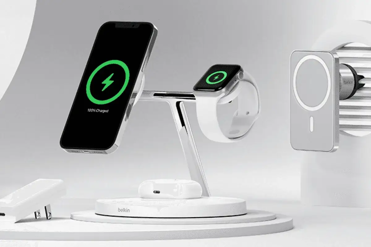 Ładowarka MagSafe, co to jest? Stacja ładująca Belkin z iPhone'em, Apple Watch i słuchawkami.