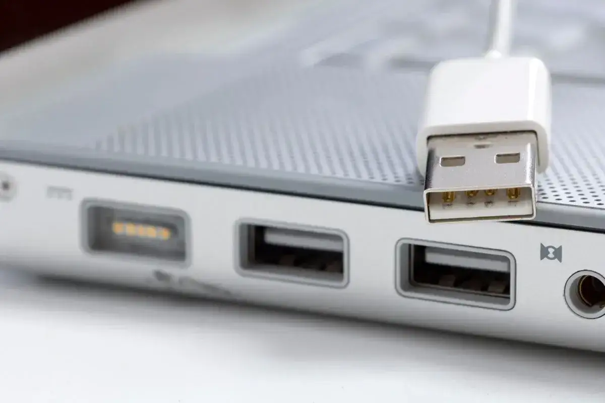 Por&oacute;wnanie port&oacute;w USB 2.0 i USB 3.2