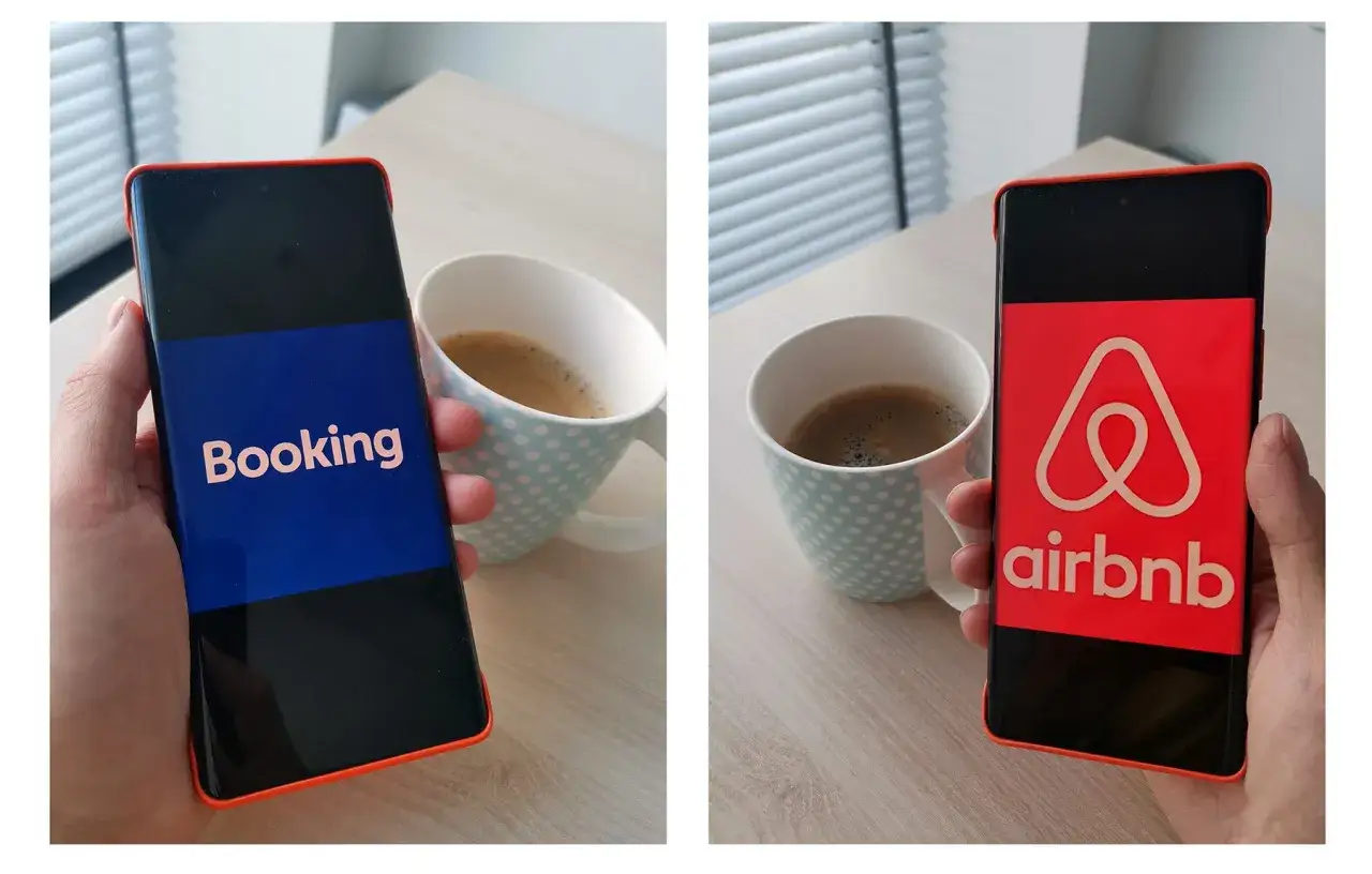 Laptop z otwartymi różnymi stronami rezerwacyjnymi (Booking, Airbnb, Nocowanie.pl) na ekranie