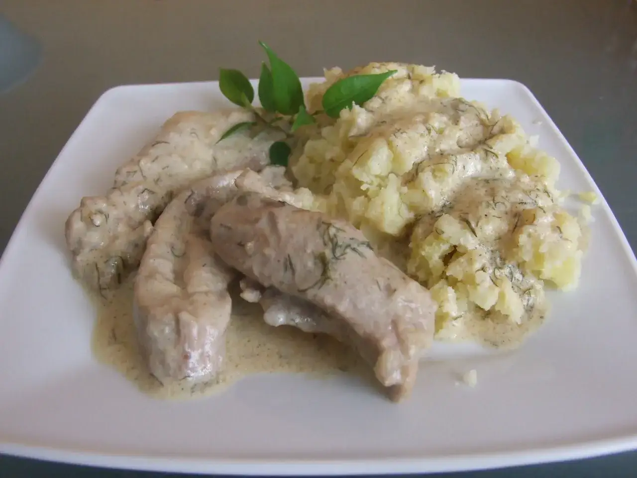 Filet z indyka w sosie koperkowym z puree ziemniaczanym. Idealny pomysł, co zrobić z fileta z indyka na obiad.