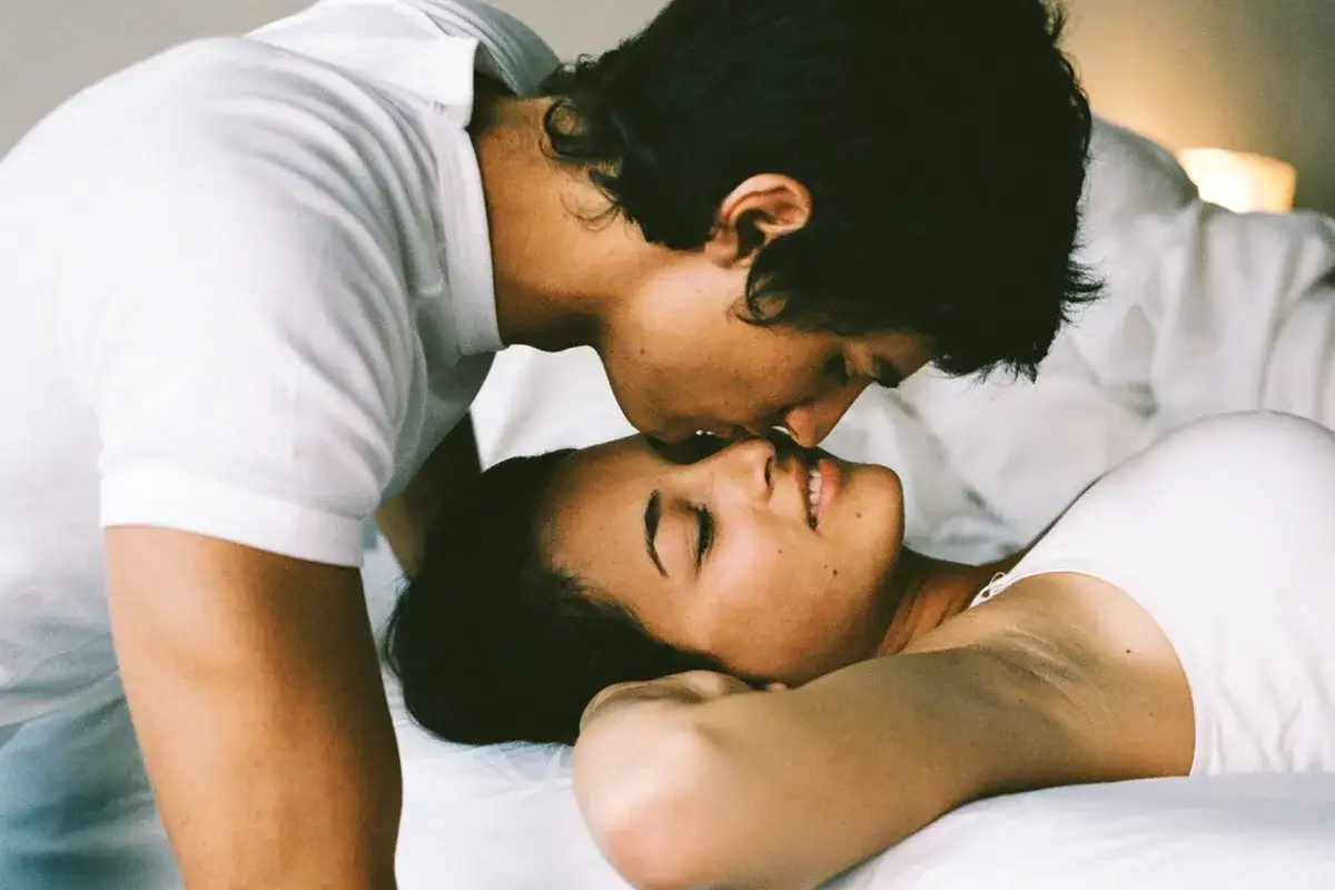 Delikatny pocałunek w czoło, czułe spojrzenie. Wspomnienie pierwszej miłości, kt&oacute;ra wciąż budzi tęsknotę.