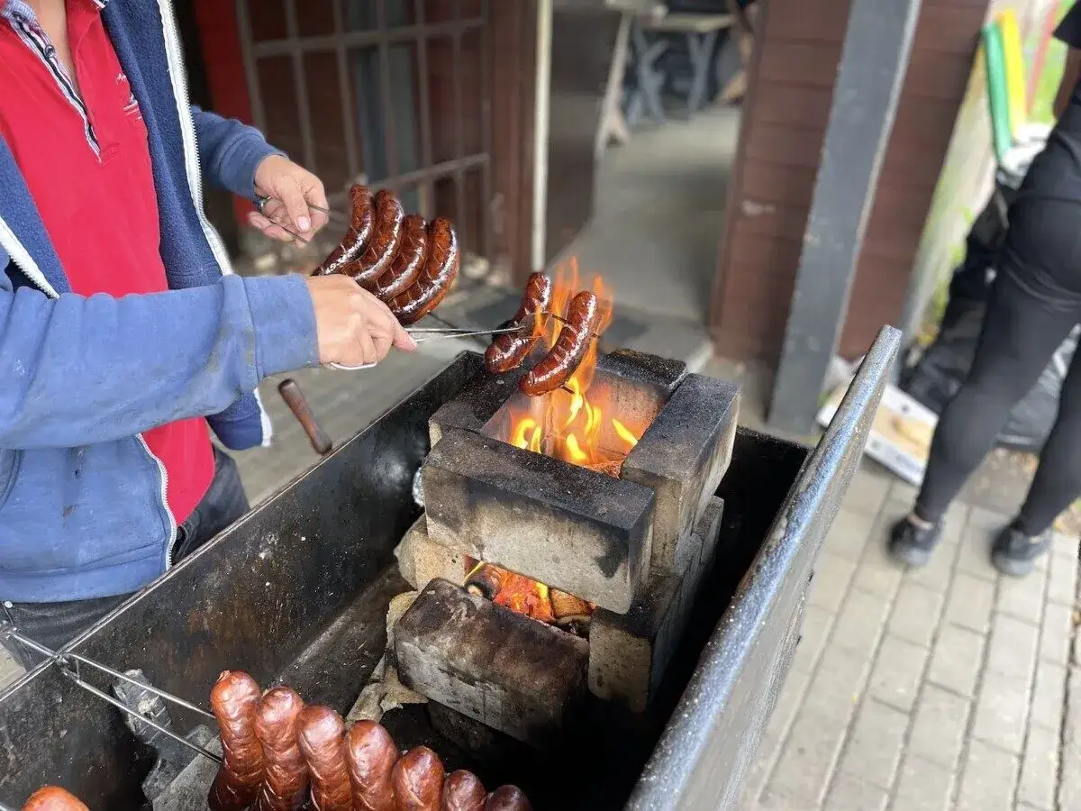 Mapa street foodu Warszawa kiełbasa z grilla
