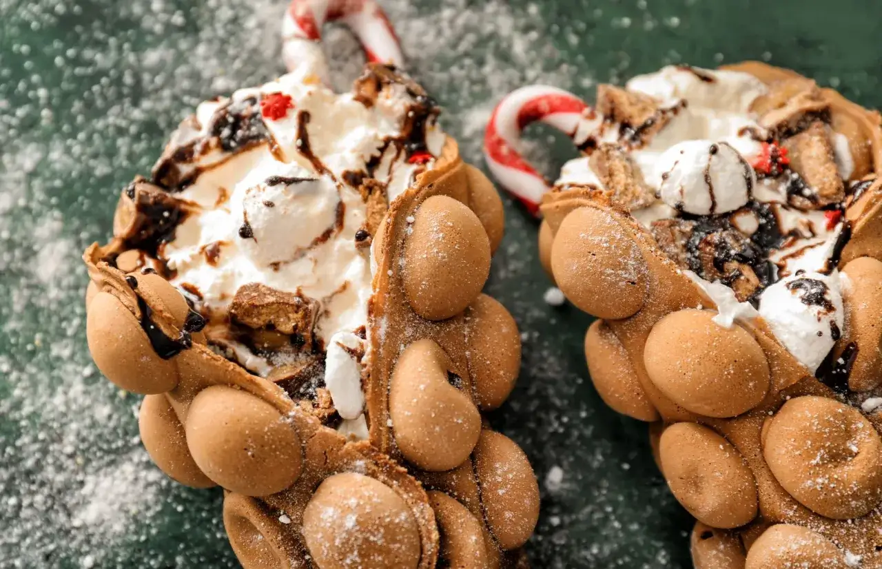 Pyszne ciasto na gofry bąbelkowe z bitą śmietaną, polewą czekoladową i cukierkami. Idealne na święta!