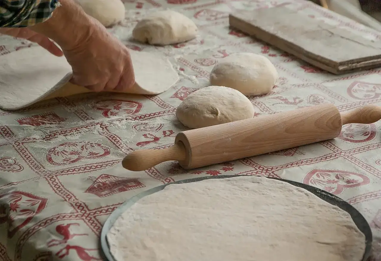 &Eacute;taler p&acirc;te &agrave; pizza