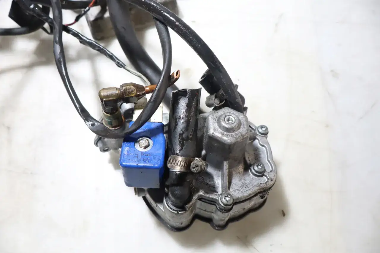 Mechanik montujący LPG w samochodzie